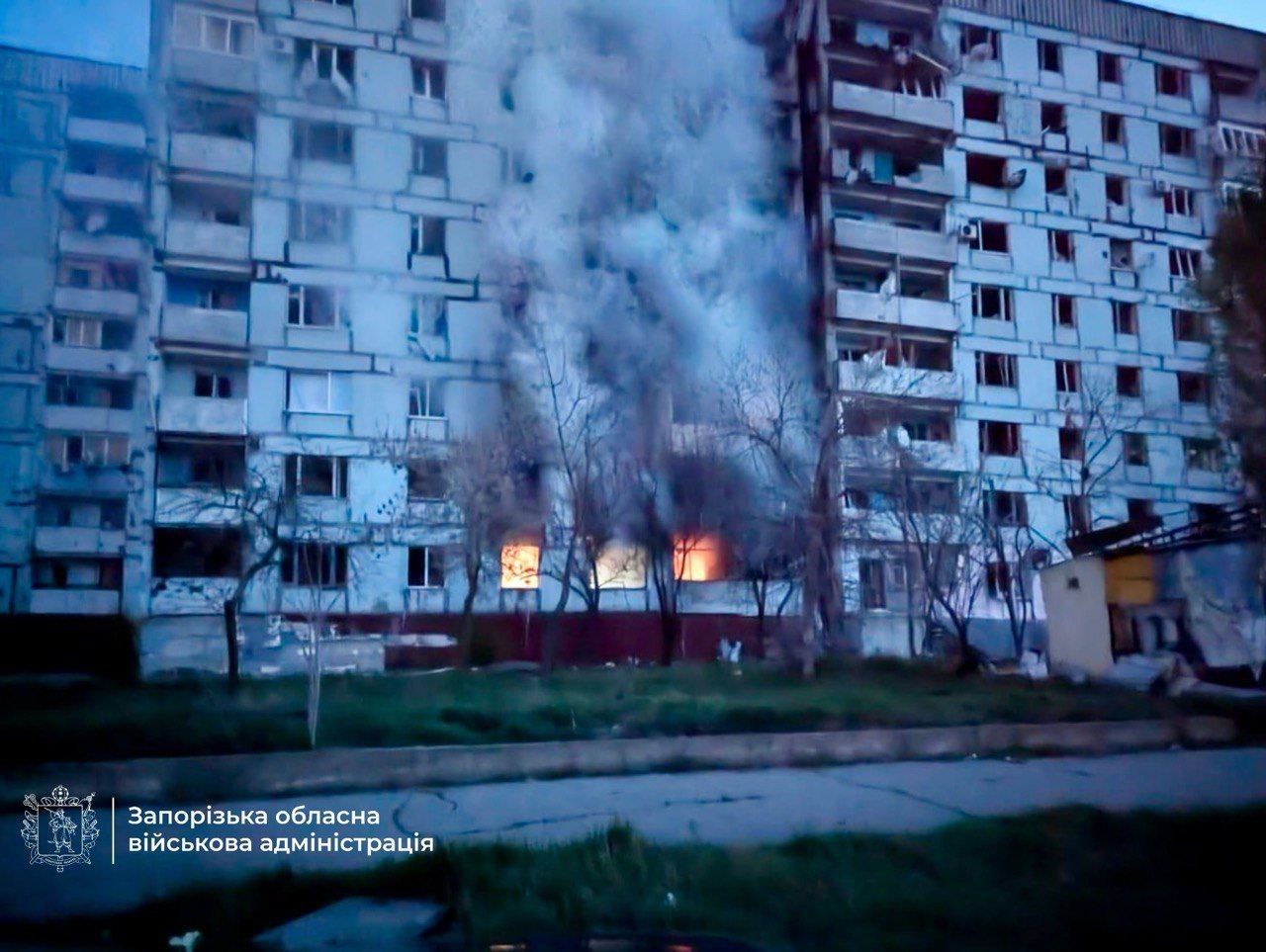 Зникло світло, палає багатоповерхівка: росіяни обстріляли місто в Запорізькій області